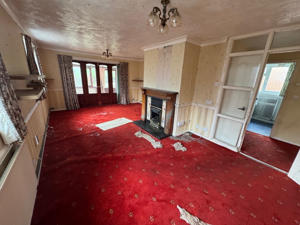 Lot: 164 - WATER DAMAGED DETACHED BUNGALOW - Living room